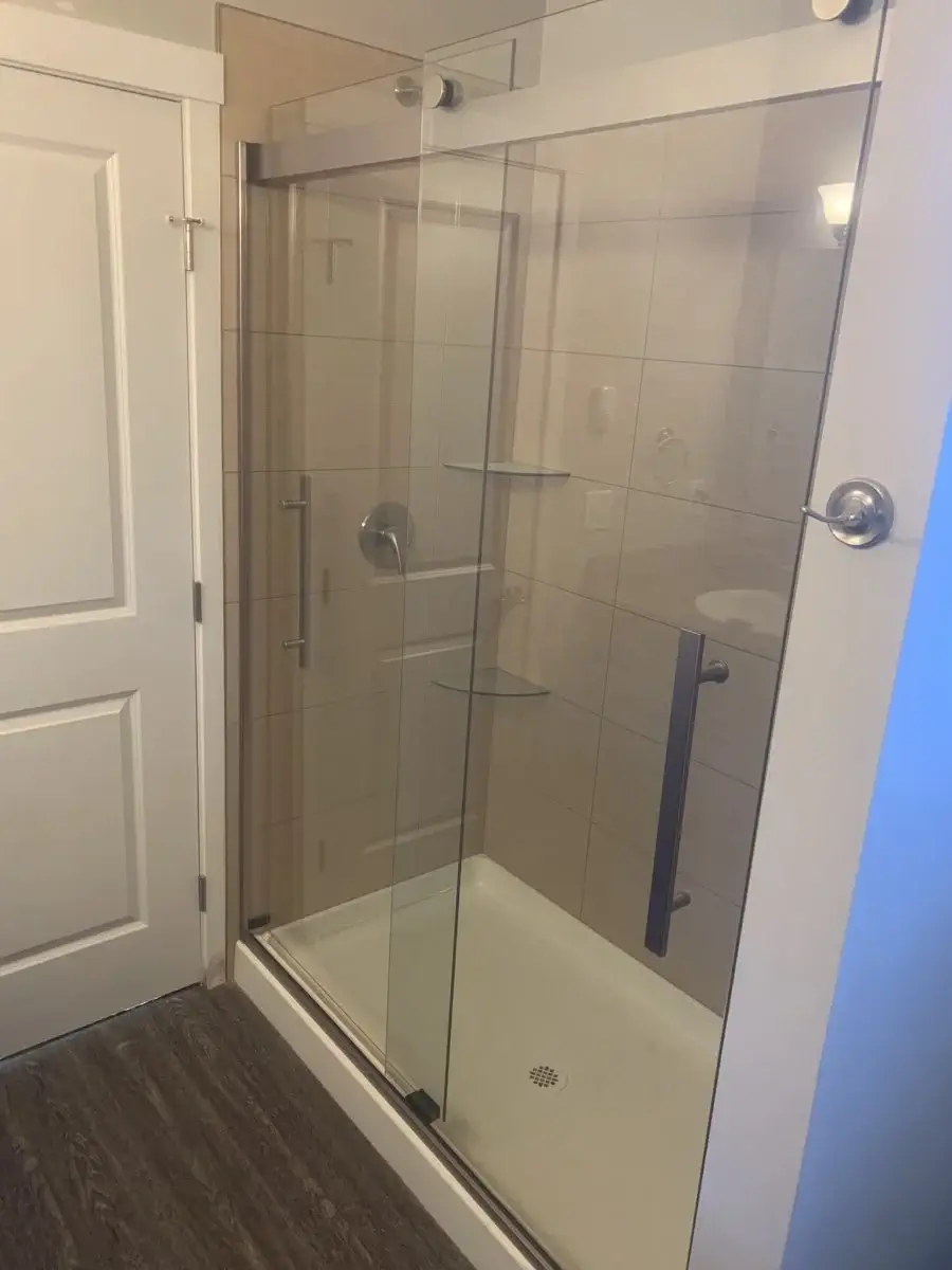 Second view of the glass shower